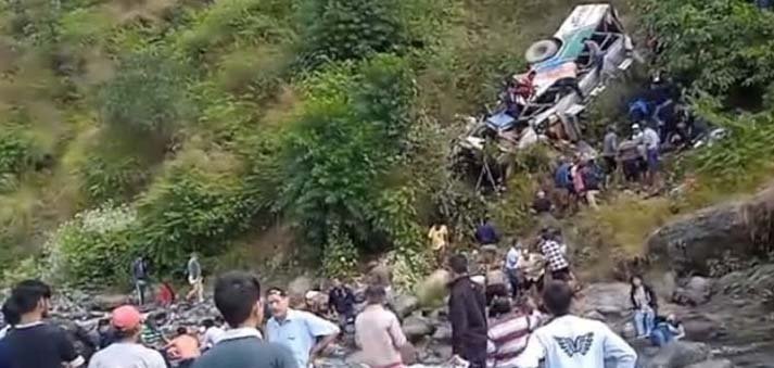 உத்தரகாண்ட்டில்  பள்ளத்தாக்கில் பஸ் கவிழ்ந்து விபத்து: 7 பேர் பலி